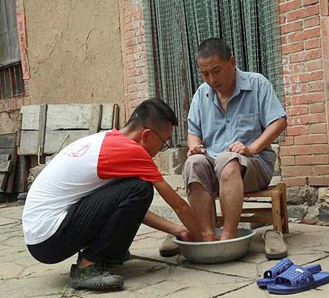 寒门出贵子，放学帮父母下地喂猪，他凭什么能高考710分进清华？