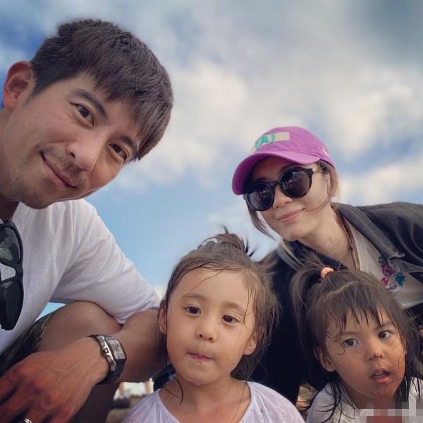 贾静雯晒与女儿亲密自拍，咘咘扎丸子头好呆萌！波妞变“豁牙妹”