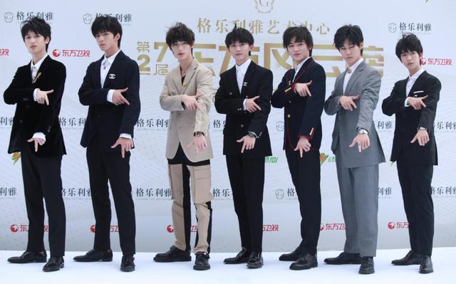 久违的红毯太糟心！周深没抹匀粉底，王源眼神涣散状态不佳