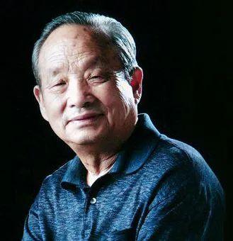 他的画引人遐想，味在笔墨之外