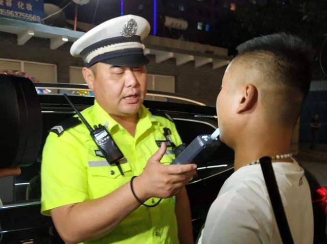 酒后找代驾却被交警罚，车主：不过是开下空调，怎么就成酒驾了？