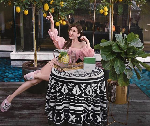 确实奢华，lv硬箱堆成小山坡，爱马仕包包摆成墙