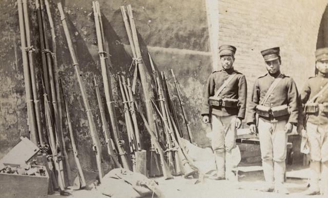 1900年，八国联军占领天津，老百姓帮忙运送弹药