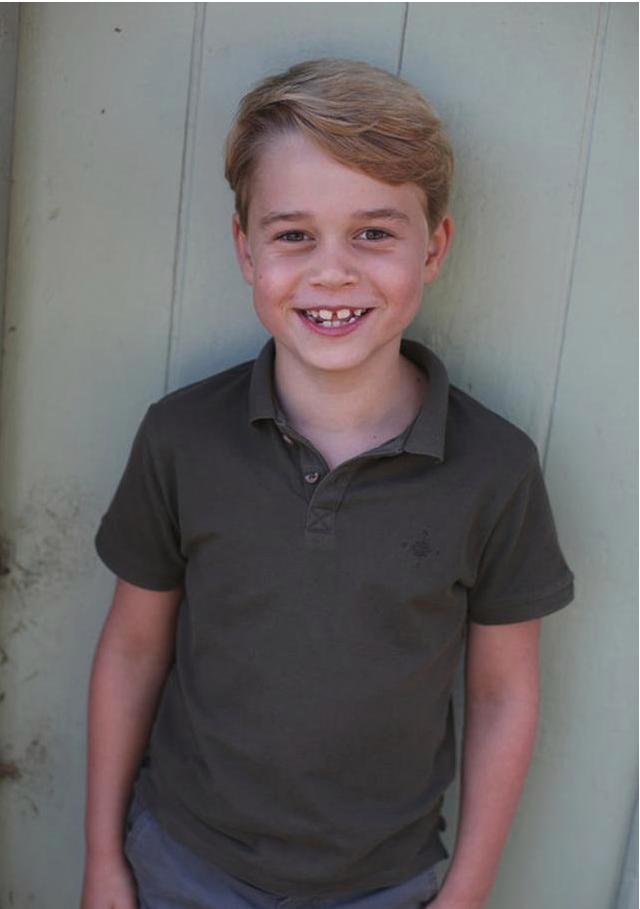 乔治王储长大了一岁，褪去婴儿肥变英俊小少年，眉眼间像凯特王妃