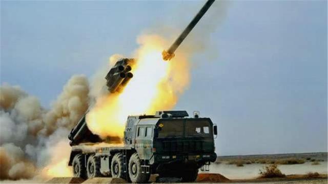 中国亮相世界顶级箱式火箭炮！射程达300公里，