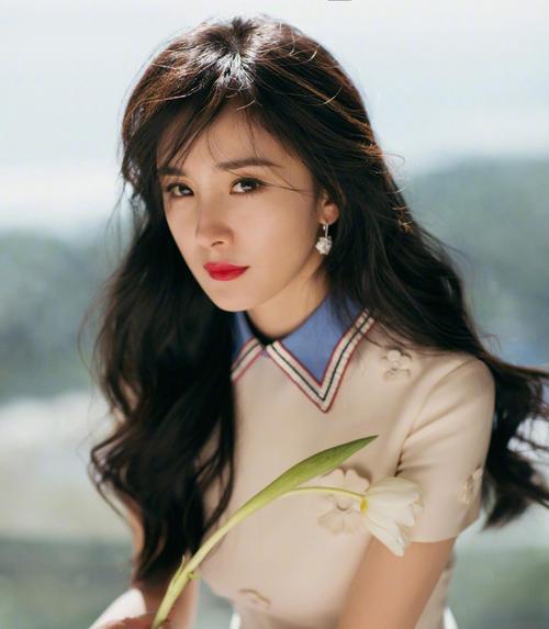 杨幂拍摄现场心情沮丧，神色凝重看手机对助理