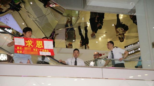 古天乐遭女子举牌求恩：借我一百万救父亲，不借死了算了