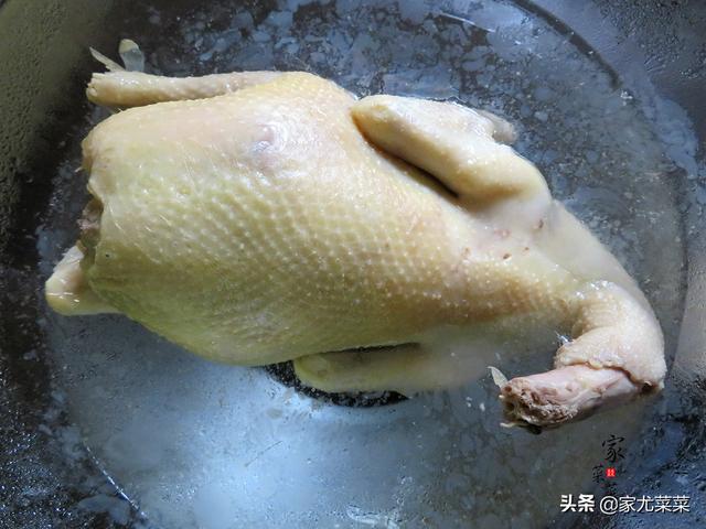 广东白切鸡：教你最正宗的白切鸡做法，只需几个技巧，皮脆肉滑