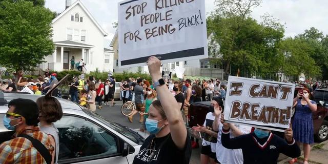 “我在美国亲历两次暴乱，身后是催泪瓦斯和橡