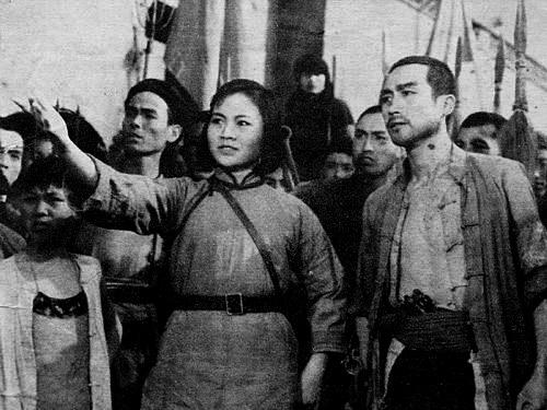 她是贺老总的大姐，贺老总说：如果不牺牲，她