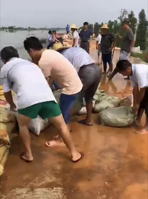 湖北武穴：爱心企业家周江涛向花桥镇刘陆溪受灾村民捐赠生活物资
