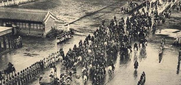 其实真实的皇帝出行比电视里简单, 1905年光绪走在天安门广场