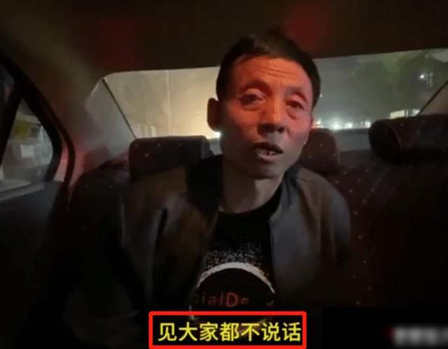 “活埋母亲”79岁老人发声, 两个儿子都很担心, 邻居透露更多细节