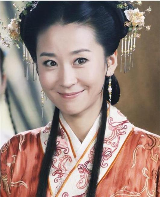 苗圃带龙凤胎两娃出行，和61岁富商老公，一家四口同框合影