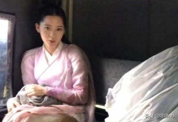 欧阳娜娜在室外拍古装剧，看到她身上穿的裙子
