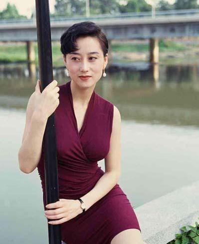 差点成赌王5太，李连杰为她抛弃原配，利智到底