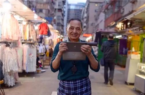 他被誉为“中国刀王”，磨一把刀要1000元，国外