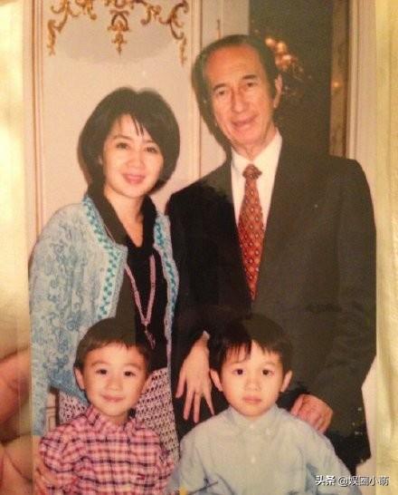 赌王出殡，三位妻子送巨型玫瑰花，上面的悼词