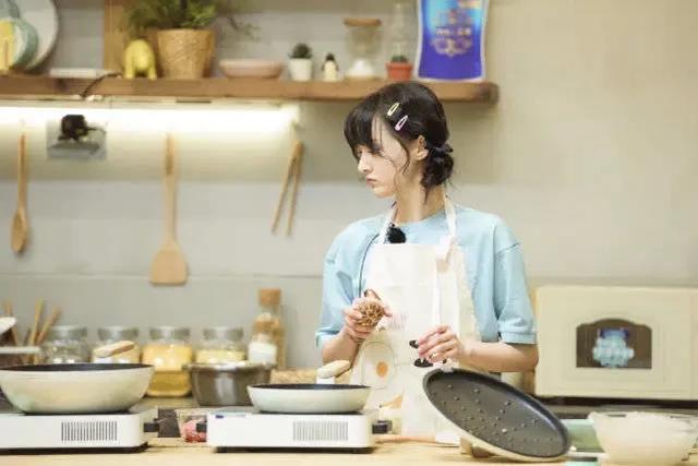 郑爽最新造型曝光！自制低脂减肥餐，手法娴熟，厨艺了得