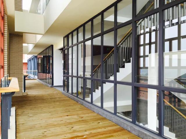 学生宿舍还有跃层双人间，眉山这所大学让隔壁学校羡慕哭了