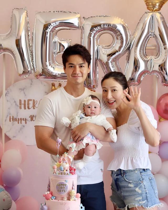 杨怡罗仲谦晒全家福为女儿庆百日，小珍珠正面首曝光，和爸爸很像