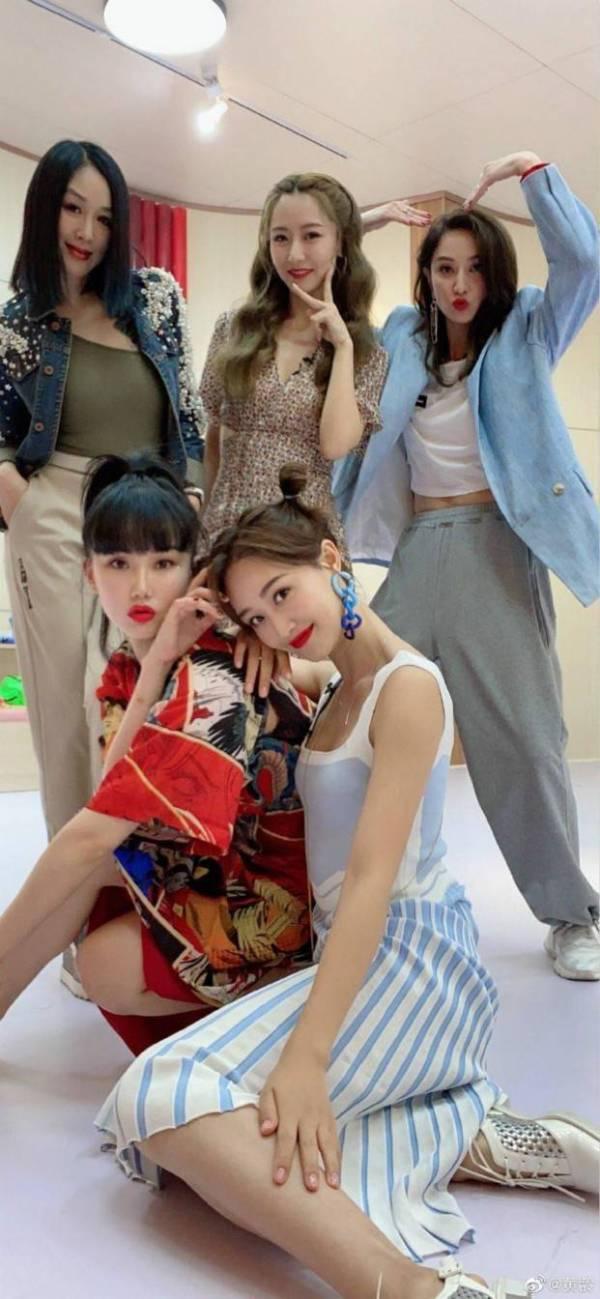 钟丽缇与年轻人合影大展风采，胸部惊人气场强