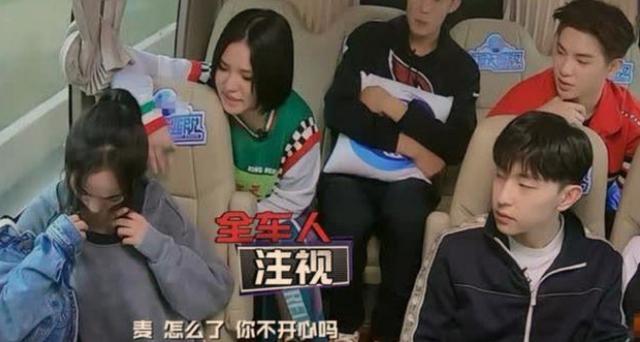 对着镜头“整理”衣服，女艺人没啥，李晨被字幕组警告