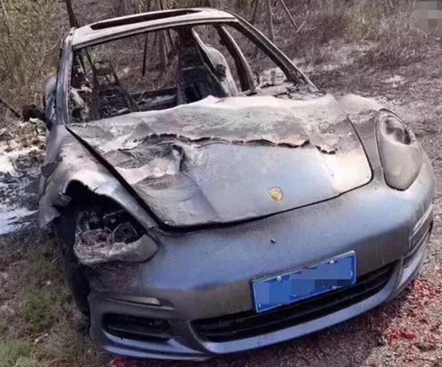 野外惊现豪车“坟厂”，奔驰路虎遍地都是，百万豪车说烧就烧