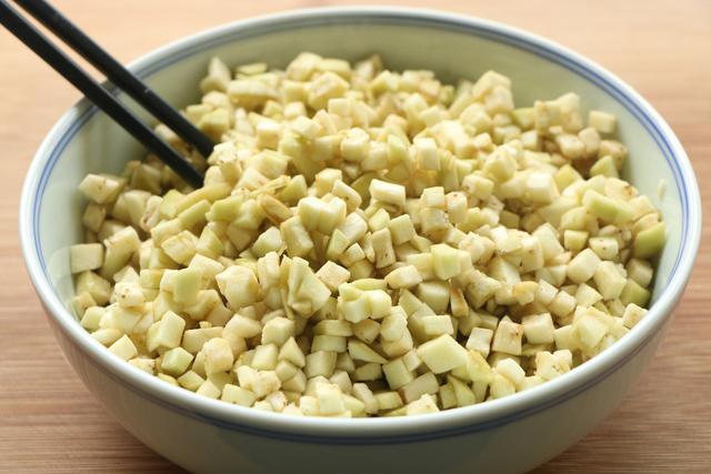 茄子别再红烧，试试新吃法，外焦里嫩超级解馋，2大锅瞬间吃光光