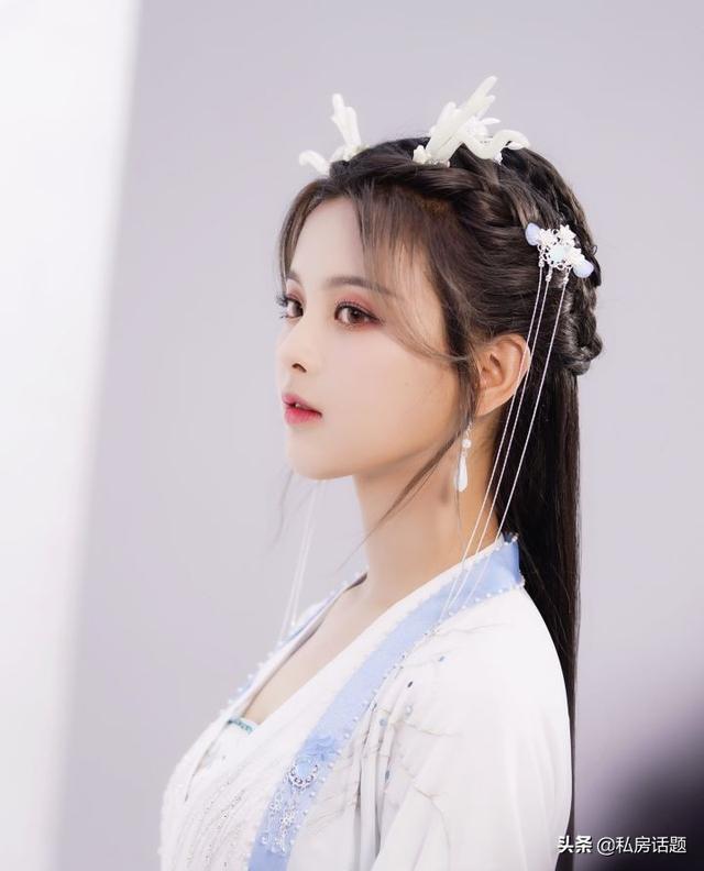 杨超越和鞠婧祎，一个初恋脸，一个高冷脸，你喜欢哪一个