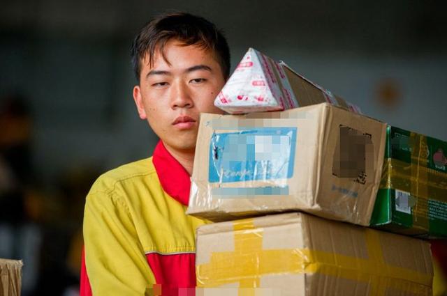 快递员晒出工资单，称活不下去了，网友：这工资还嫌弃？