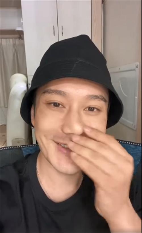 黄晓明累到脱妆遭调侃，本尊晒素颜视频谦虚回应，却遭尹正拆台