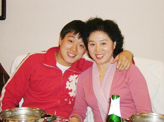 佟大为身后：卧床35年不能动弹的父亲，眼中常年