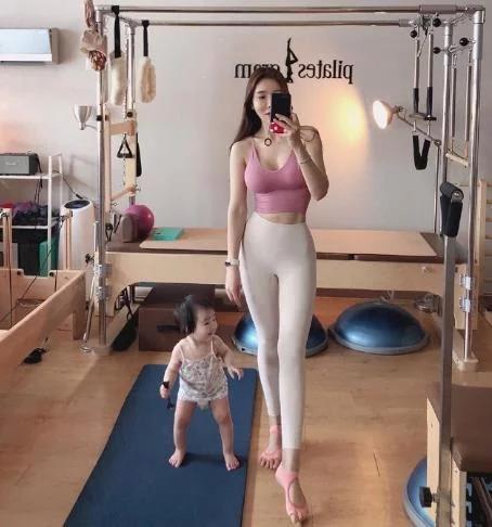 怪不得身材这么好，带娃都不忘锻炼