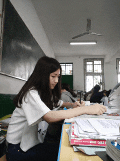 搞笑GIF：你不好好学习打扰人家干嘛啊