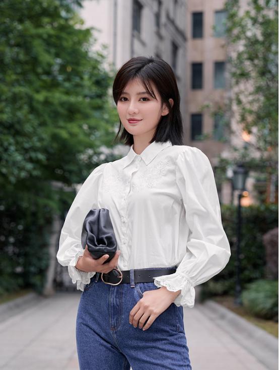 乔欣真是“茶艺女孩”，虽然服装很纯，却带着“欲”感很抢镜