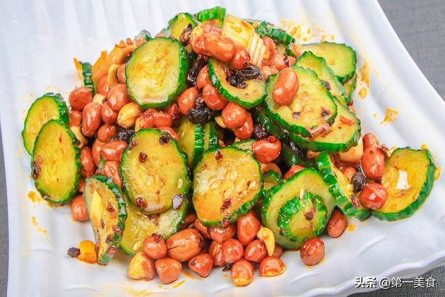 两根黄瓜、一把花生米，大厨做了一道特色凉拌