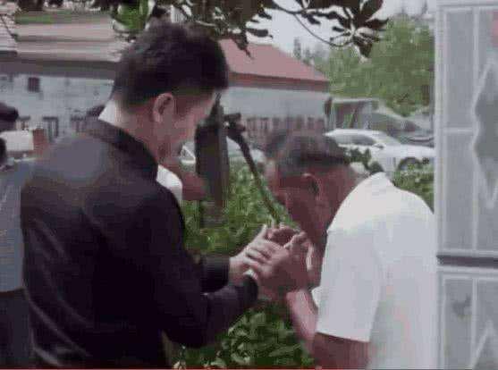 这些人是谁？刘强东和董明珠毕恭毕敬，这是企