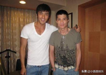 同父同母不同命，弟弟成大明星，衣帽间价值2个亿，哥哥却入狱