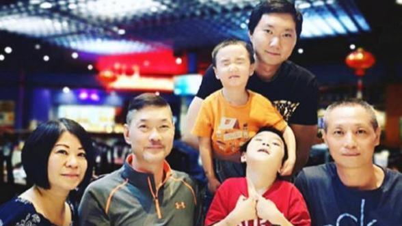 61周岁周比利晒照，头发花白面容苍老，昔日拳王风采不在