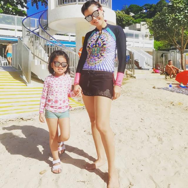 陈豪陈茵媺夫妇带子女去海边游玩，一家五口互动有趣又欢乐