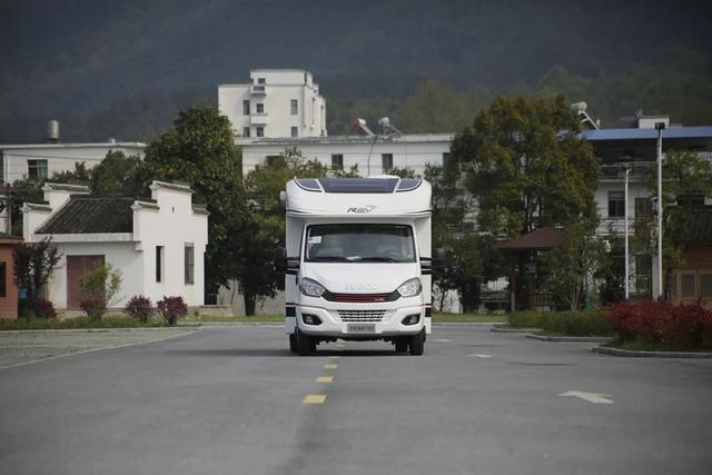 瑞弗T800小额头C型房车