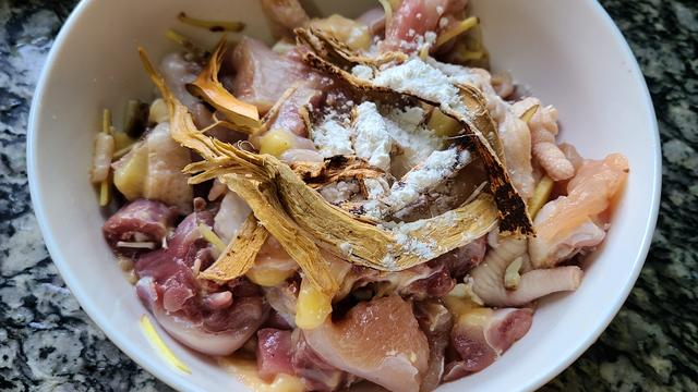 五指毛桃蒸鸡的做法，香气四溢又好吃，我家很喜欢的一道家常菜