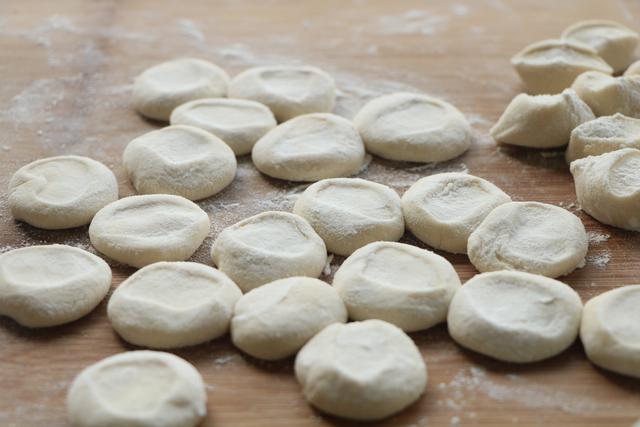 茄子别再红烧，试试新吃法，外焦里嫩超级解馋，2大锅瞬间吃光光