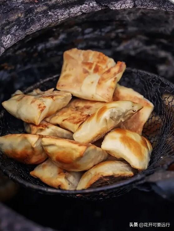 人生就像新疆菜，童年是烤羊肉，初恋像酸奶，梦想是烤全羊