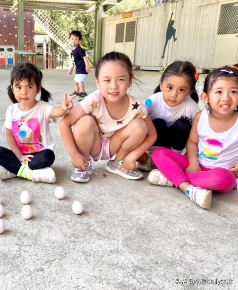 贾静雯夫妇带女儿玩户外运动，波妞众人面前向咘咘撒娇求抱，萌翻