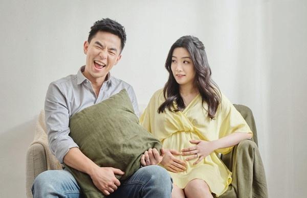 柯有伦官宣得女取名Mila，晒合影眼里满是喜悦，不忘附文感谢妻子