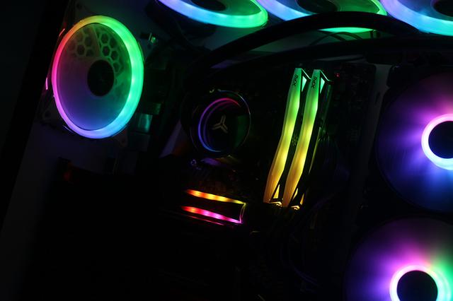 M.2固态玩RGB，支持神光同步，传输速度超3000MB/s，玩游戏更畅快