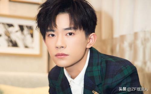 被央视点名表扬的4位明星，千玺胡歌上榜，看到