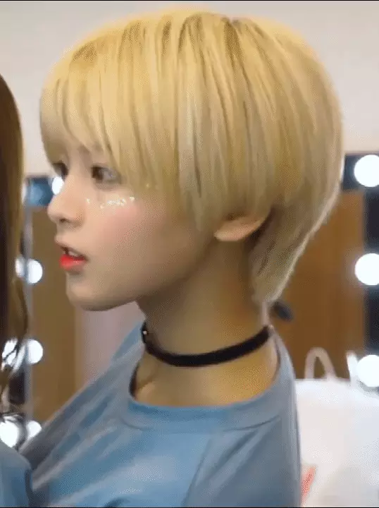 杨超越和鞠婧祎，一个初恋脸，一个高冷脸，你喜欢哪一个